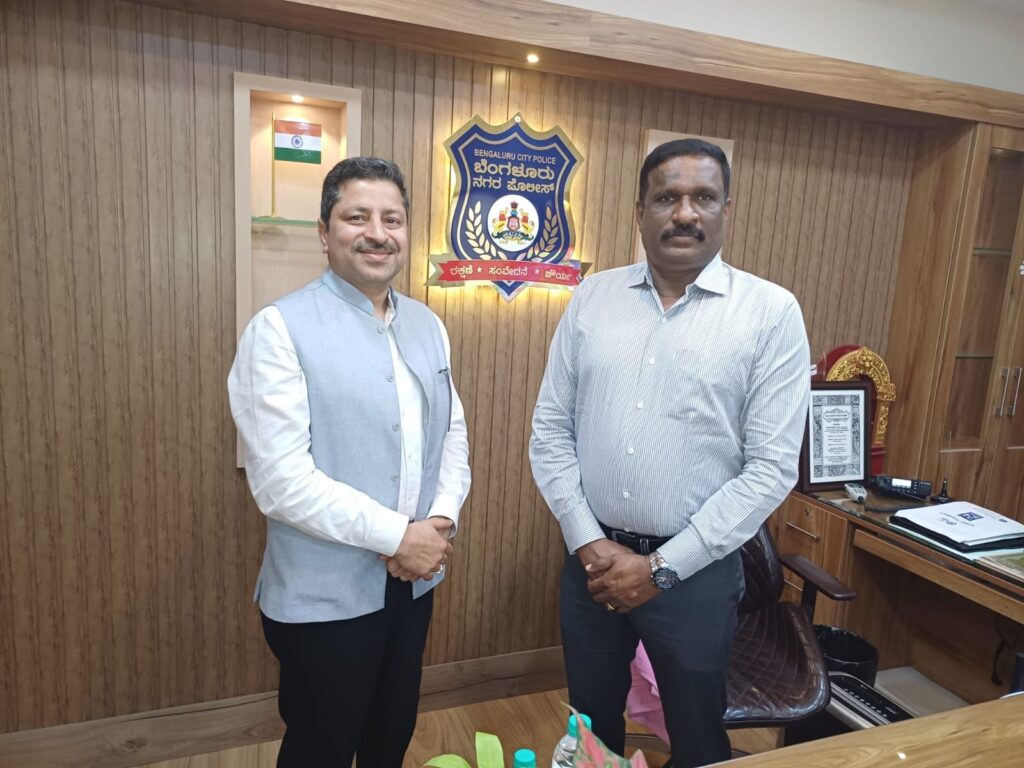 From Left to Right Nitin Thakur, Head, Strategic Alliances and Communications, OYO with Shri D Devaraja, IPS, Deputy Commissioner of Police, East Division, Bangalore